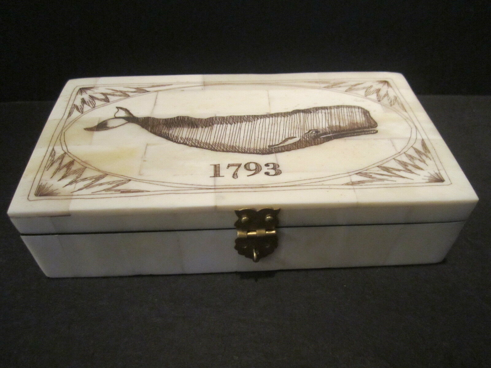 Nice Antique Style Folk Art  Whale Scrimshaw Bone & Wood Trinket Box 1793